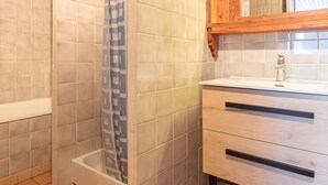 Bathroom - Chalet Grand Sénail 3 — 53m², mountain view, Bonneval (Bonneval-sur-Arc)