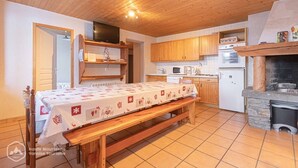 Private kitchen - Chalet Grand Sénail 4 — 66m², Mountain View, Bonneval (Bonneval-sur-Arc)