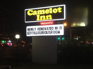 A sign for a Camelot Inn with a vacancy notice and mentions a newly renovated WiFi LED TV luxury room. - Camelot Inn Motel (Richmond)