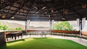 Un espacio de estar al aire libre con vistas a un paisaje montañoso.