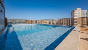 A rooftop swimming pool with a clear view of the city skyline. - Apt w/ Pool & Gym, 800m from Armação Beach  Espanhol: (Salvador)