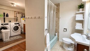 Ein modernes Badezimmer mit Toilette, Waschbecken und Badewanne.