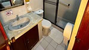 A compact bathroom with a sink, toilet, and shower. - Aramat La Joya (Calarcá)
