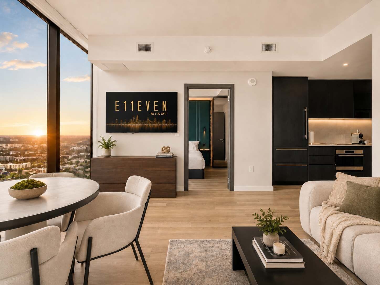 Un salon moderne comprenant un coin repas, un canapé, une table basse et une vue sur le paysage urbain.