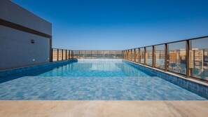 A rooftop infinity pool with a clear view of the city skyline. - Apto c Piscina e Academia a 800m Praia de Arma o (Salvador)