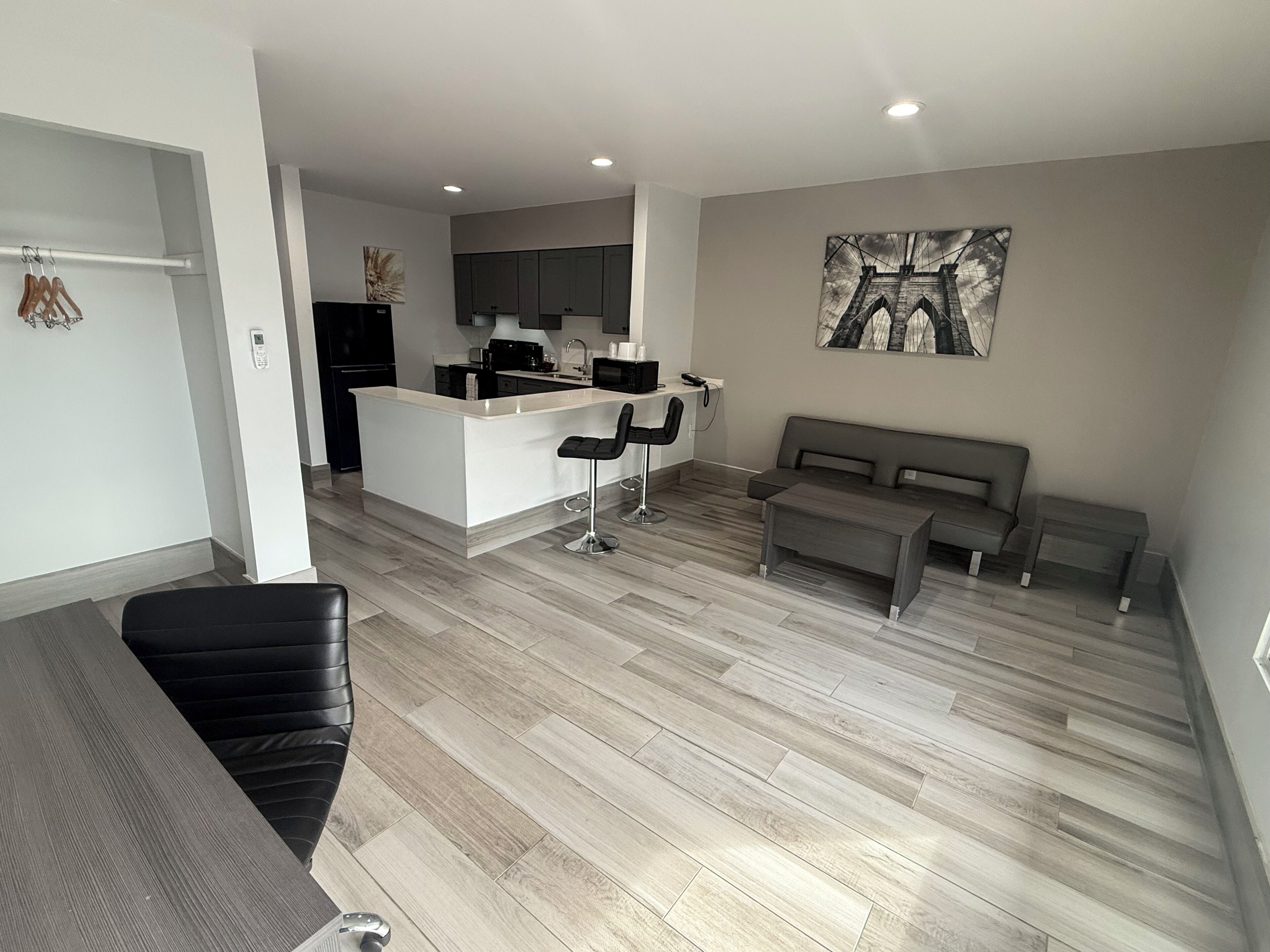 Eine moderne Wohnung mit Küche, Essbereich und Wohnbereich.