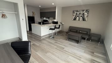 Eine moderne Wohnung mit Küche, Essbereich und Wohnbereich.