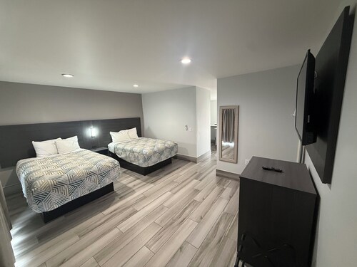 Englewood Inn & Suites