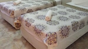 スタンダード ダブルまたはツインルーム シングルベッド 2 台 禁煙 冷房 | デスク、WiFi (無料)