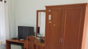スタンダード ダブルルーム セミダブルベッド 1 台 禁煙 冷房 | デスク、WiFi (無料)
