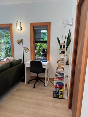 Ein Arbeitszimmer mit Schreibtisch, Stuhl und Bücherregal.