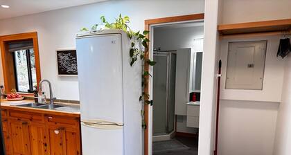 Peaceful & Cozy Forest Suite - Walk To The Beach