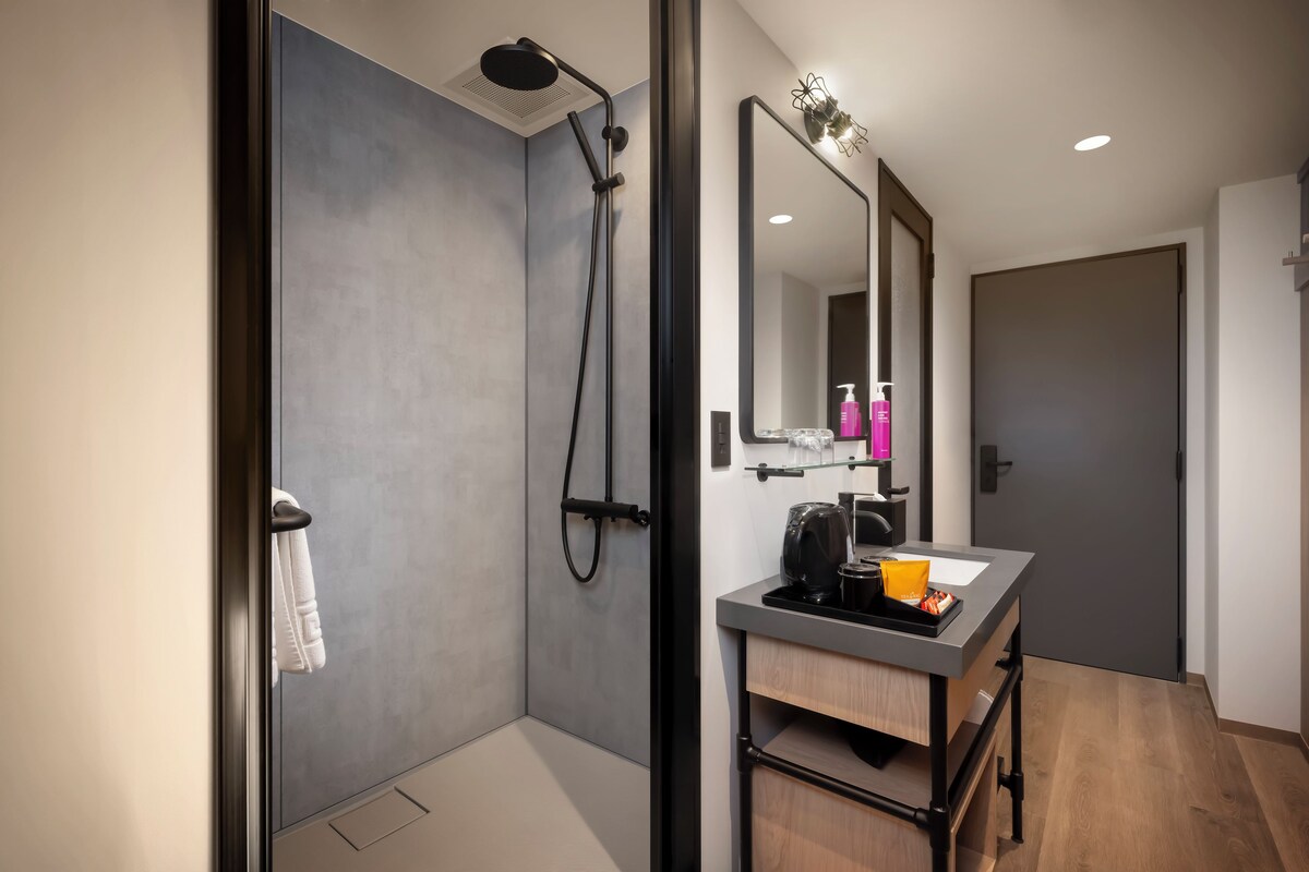 Room, 1 Twin Bed | Bathroom