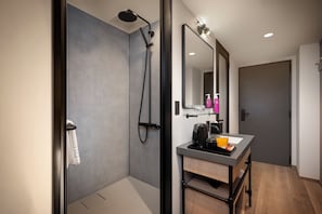 Room, 1 Twin Bed | Bathroom - Moxy Niseko Village (Kutchan)