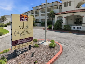 Schild für Villa Capriani, eine Wohnanlage mit Eigentumswohnungen und einem Restaurant.
