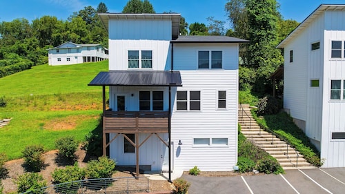 Tranquil River Home by Avantstay Blue Ridge Views + Balcony + Two Living Rooms Mins to Downtown
