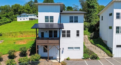 Tranquil River Home by Avantstay Blue Ridge Views + Balcony + Two Living Rooms Mins to Downtown