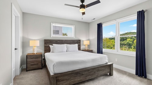 Tranquil River Home by Avantstay Blue Ridge Views + Balcony + Two Living Rooms Mins to Downtown