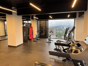 A gym with treadmills, stationary bikes, and weight machines. - Luxury One-Bedroom, City Views, Pool & A/C (Ciudad de Guatemala)