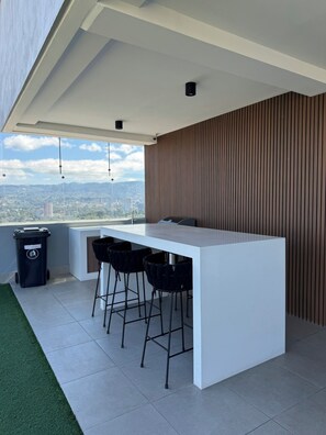 Outdoor dining - Luxury One-Bedroom, City Views, Pool & A/C (Ciudad de Guatemala)