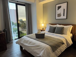 Room - Luxury One-Bedroom, City Views, Pool & A/C (Ciudad de Guatemala)