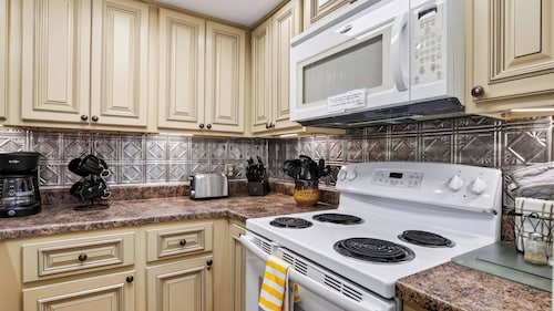 Lazy Bear by Avantstay Mountain-view Condo Shared Pool + Hot Tub + Sauna Near Gatlinburg