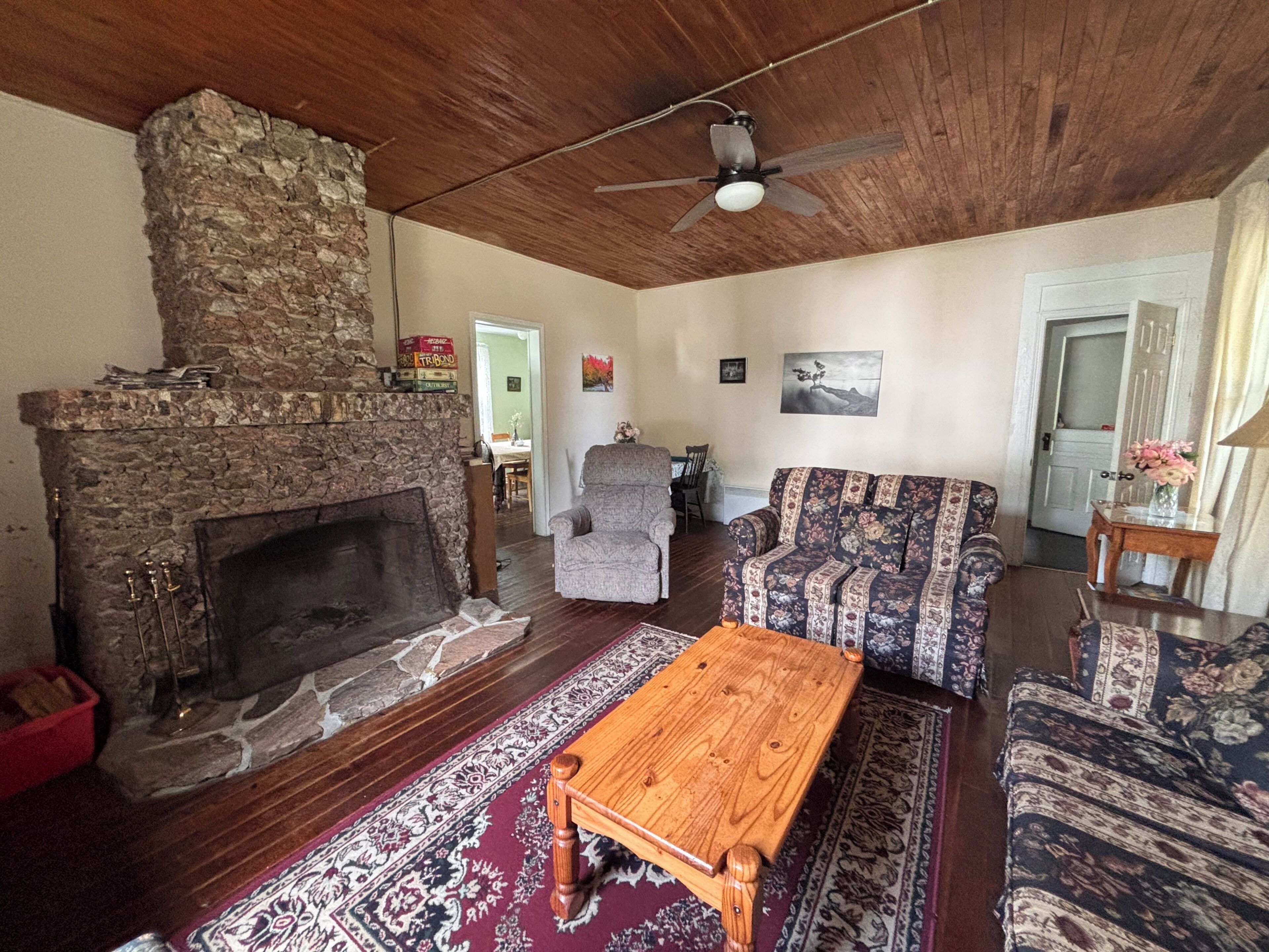 Large Verandah, Lake Views, 4 Bedroom Historic Cottage, The Annex. Clyffe House - Huntsville