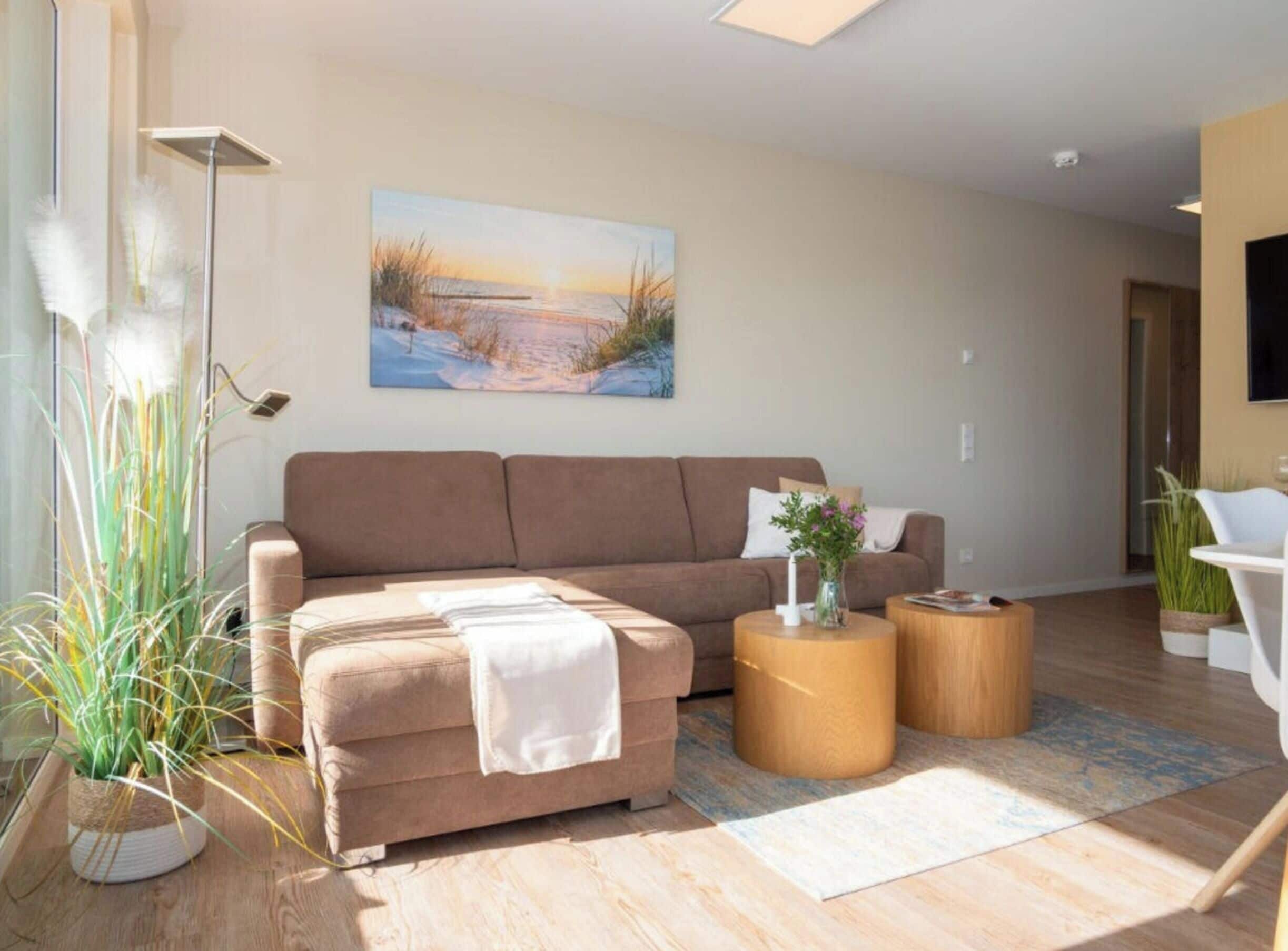 Una sala de estar moderna con un sofá, una mesa de centro y un cuadro en la pared.