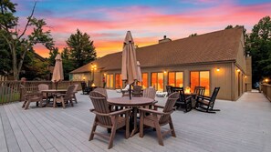 A deck with outdoor seating and a fire feature. - Bear Ridge by Avantstay Smoky Views + Indoor Pool + Sauna & Spa Near Park Trails (Gatlinburg)