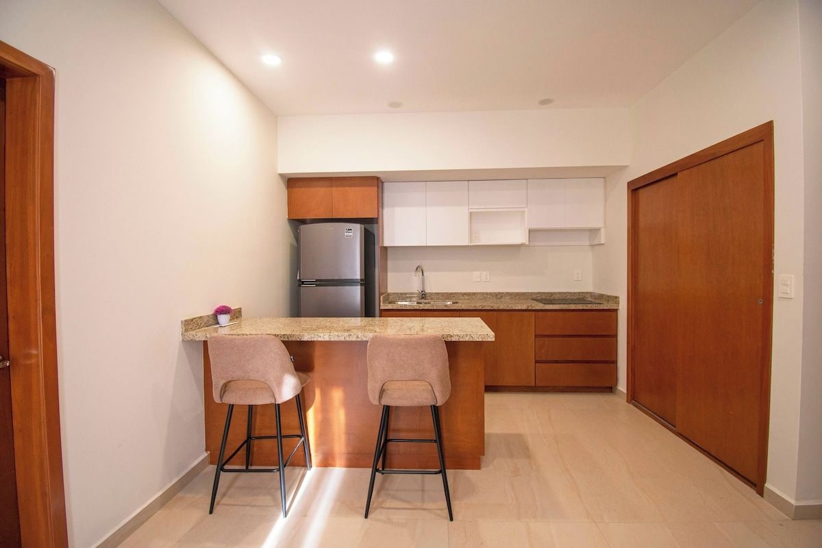 Coffee/tea maker, fridge, microwave, stovetop