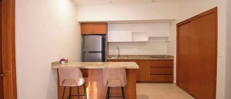 Coffee/tea maker, fridge, microwave, stovetop