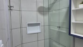 Ducha, secador de pelo, toallas, jabón