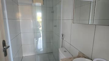 Baño | Ducha, secador de pelo, toallas y jabón