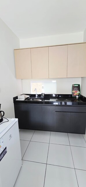 Comfort studio suite | Privékeuken | Een minikoelkast, een microgolfoven, een kookplaat