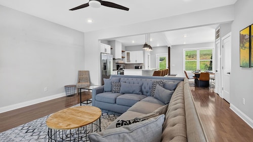 Riverside House by Avantstay French Broad River Views Balcony Near DT + Silver Line Park