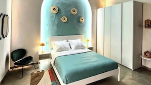 Un dormitorio moderno con cama, una silla, un armario y un elemento decorativo único en la pared.