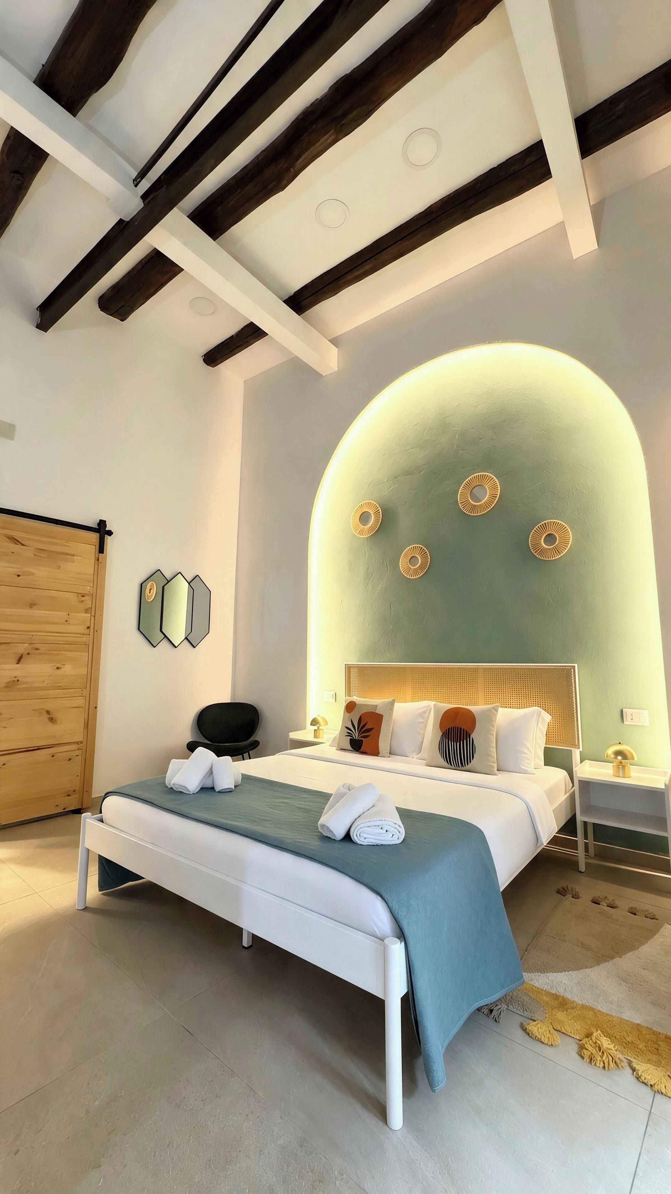 Un dormitorio moderno con cama, mesitas de noche, armario y un diseño de techo único.