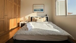 Iron/ironing board, WiFi, bed sheets - Villa Madeira, located not far from the city center, with a magnificent view of the sea and the harbor (Funchal)