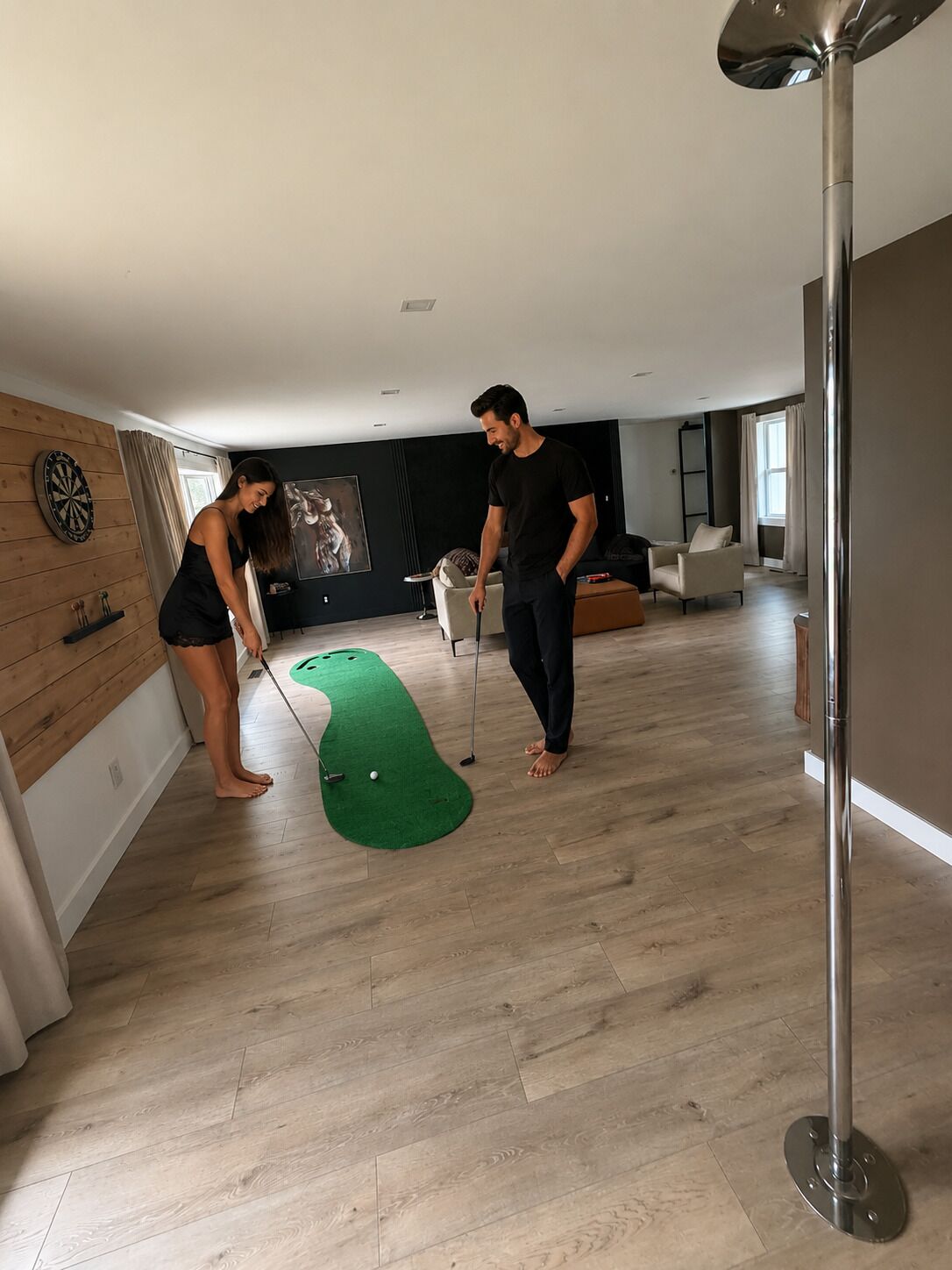 Una habitación con dardos, un tapete verde y una lámpara de pie alta.
