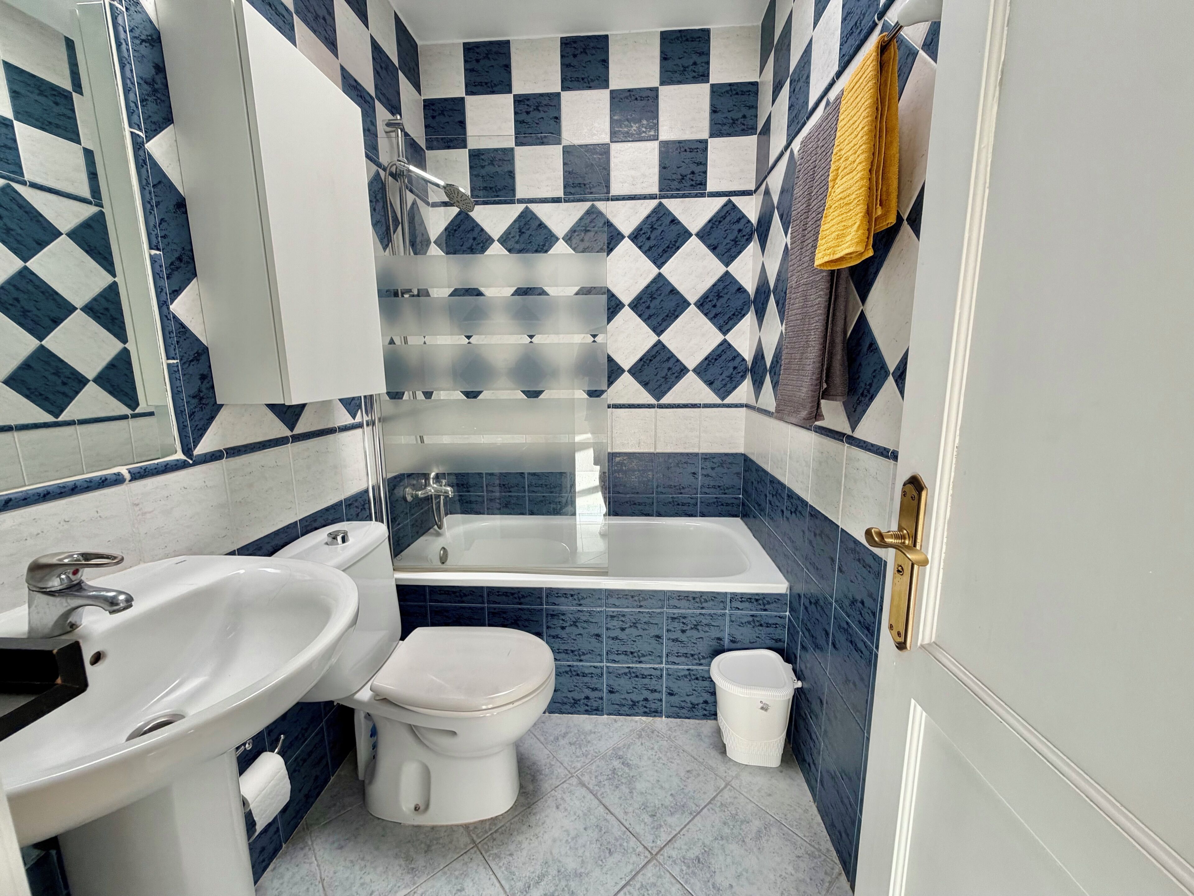 Ein Badezimmer mit Badewanne, Toilette und Waschbecken.