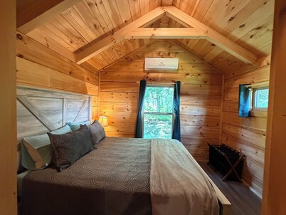 Cozy Log Cabin on the Santos Mountain Bike Trails in Ocala, Fl
Bougie & Fun~~
