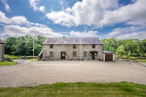 A stone building with a gravel driveway and a small shed. - Three Bedroom Barn Conversion Near Aberporth | Stabal-Y-Rhiw (Penparc)