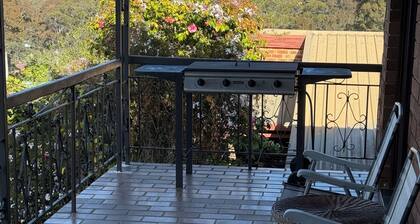 The Lion’s Gate - family friendly 3-bedroom house moments from the beach