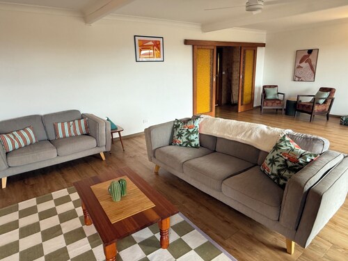 The Lion’s Gate - family friendly 3-bedroom house moments from the beach
