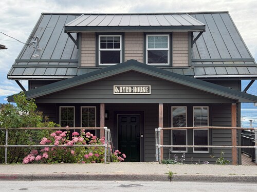 The Byrd House — Charming 3-bedroom, 3-livingroom Oceanview house in Wrangell