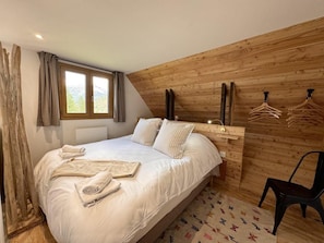 A bedroom with a bed, a wooden headboard, a window, and a chair. - Chalet, 200m from ski slopes, Ground floor, tv, 110m², Vars (Vars)