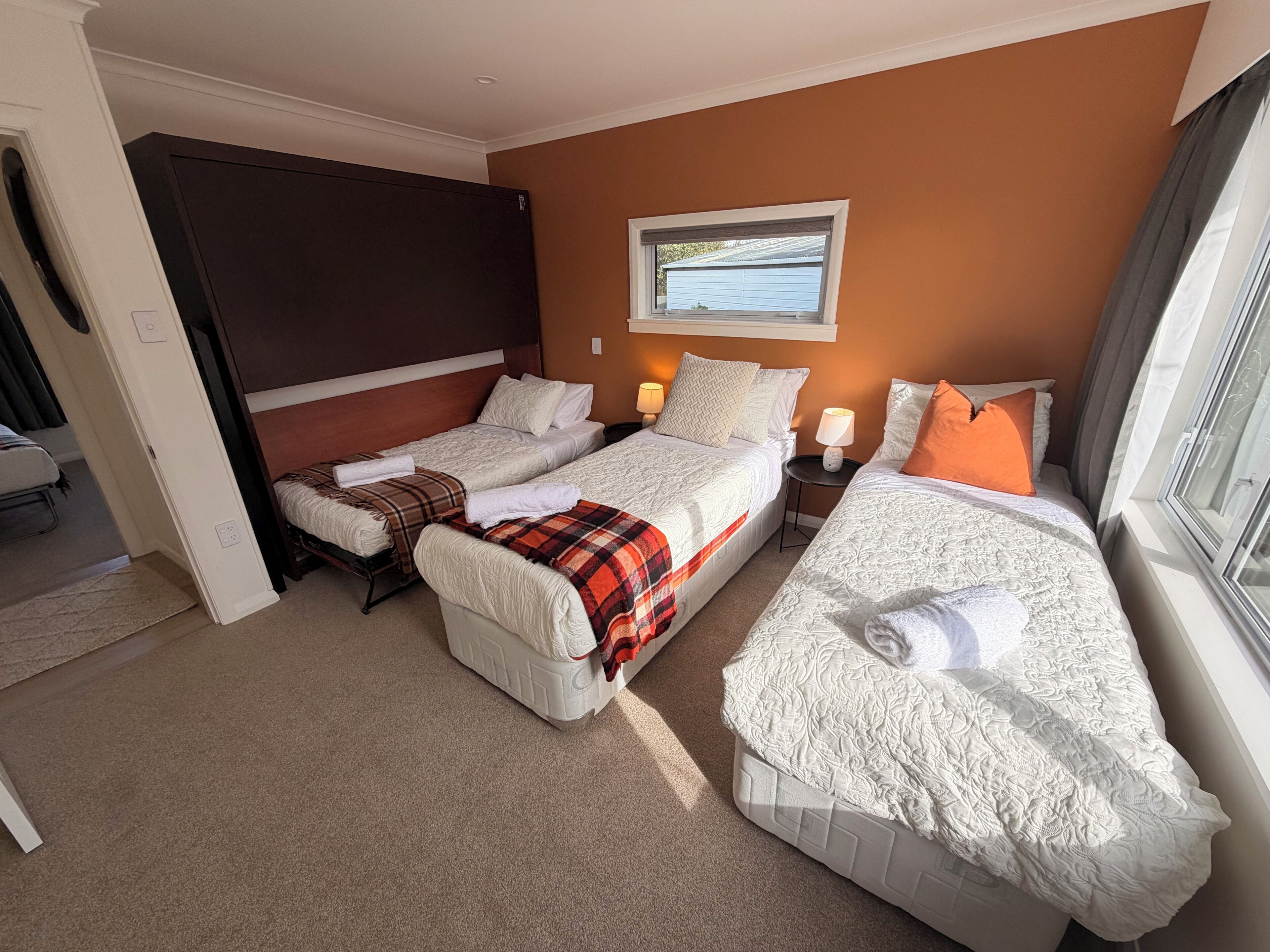 5 bedrooms, iron/ironing board, WiFi, bed sheets