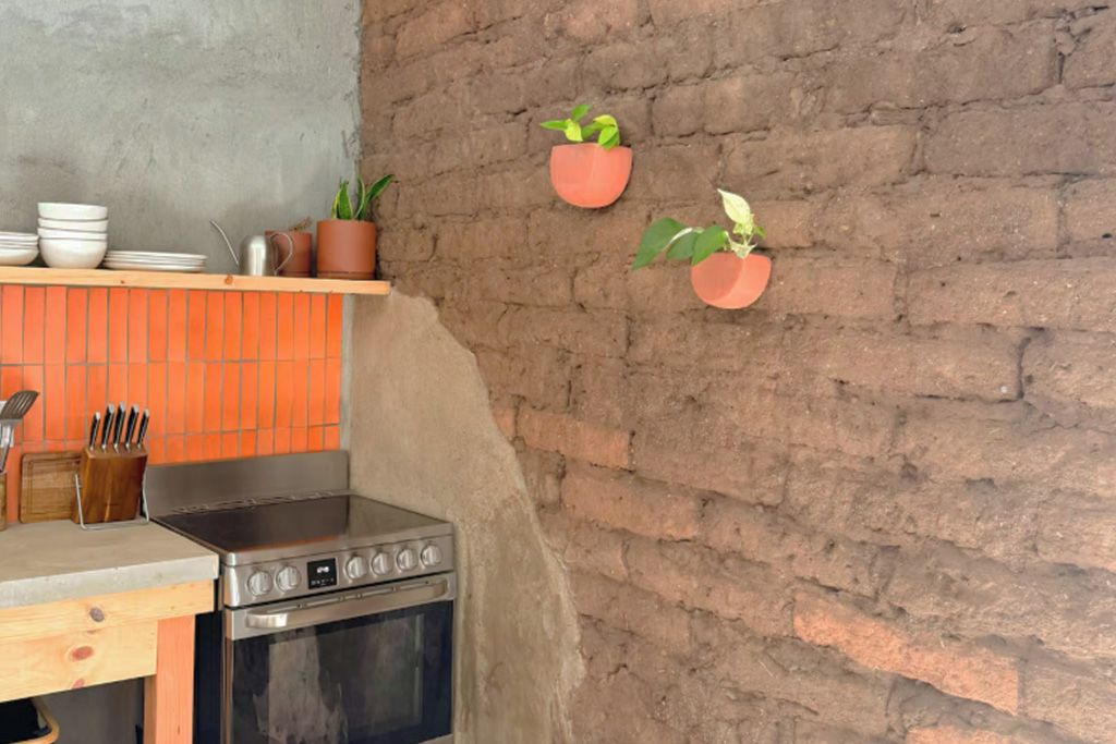 Coffee/tea maker, fridge, oven, stovetop