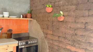 Coffee/tea maker, fridge, oven, stovetop