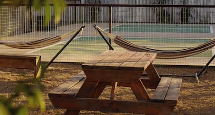 Bohemio Raconteur: Four Suites + Sauna + Pickleball + Walkable Marfa